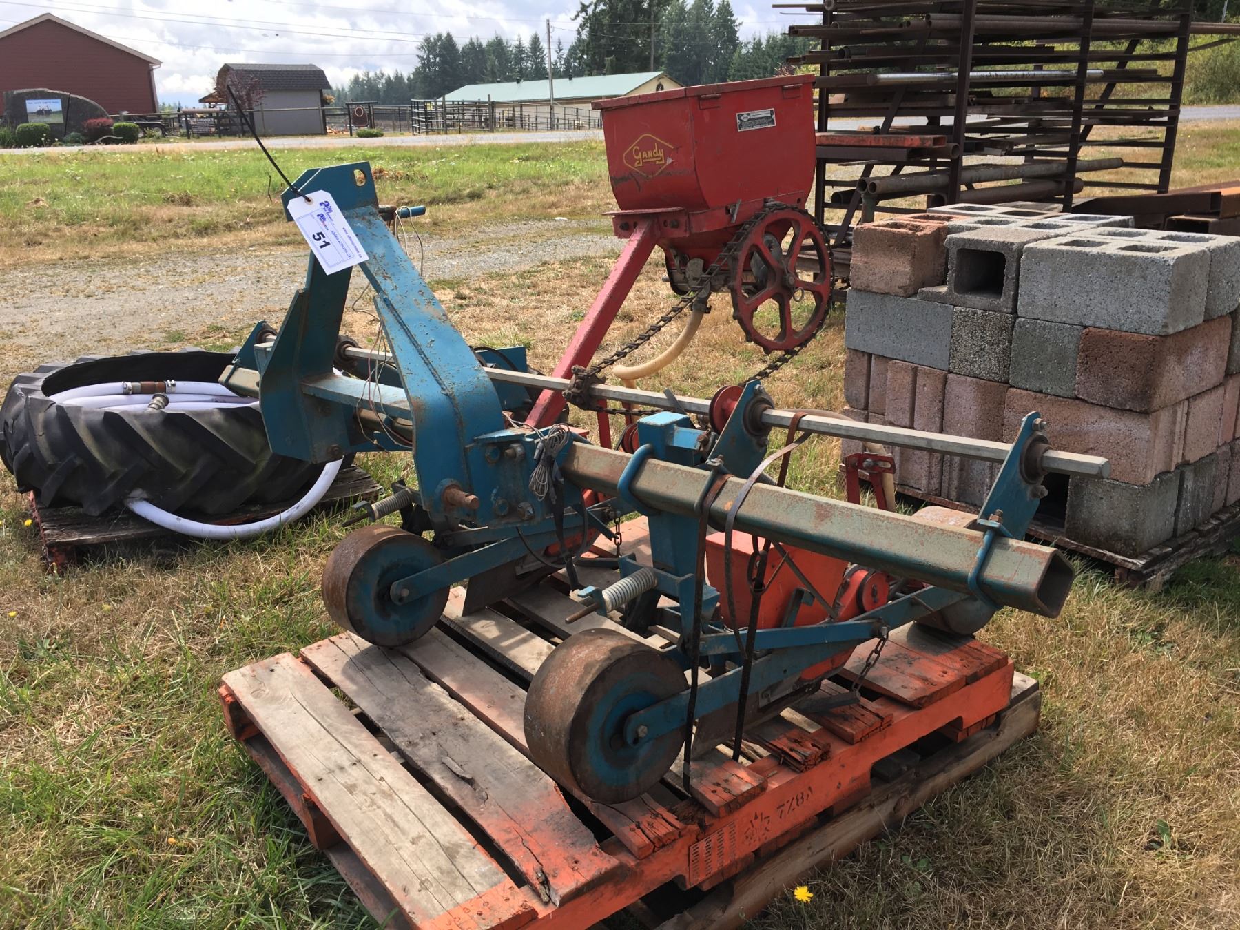 Stanhey Multiple Rows STANHAY S870 2-ROW SEEDER WITH GANDY APPLICATOR - Able Auctions