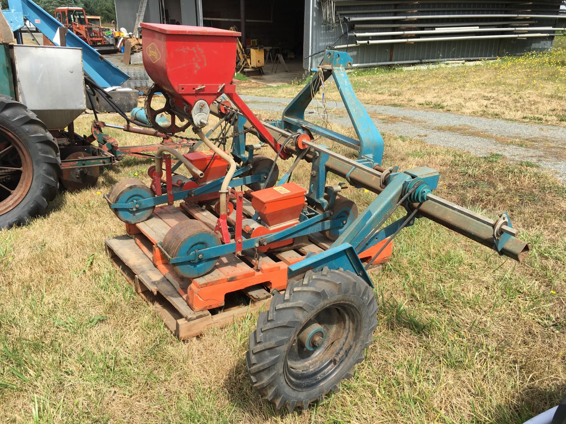 Stanhey Multiple Rows STANHAY S870 2-ROW SEEDER WITH GANDY APPLICATOR