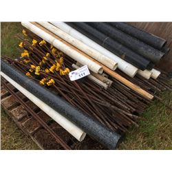 PALLET OF ELECTRIC FENCE POSTS WITH INSULATORS