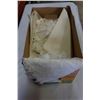 Image 1 : BOX OF VINTAGE AND ANTIQUE DOILIES AND LINENS