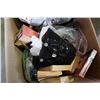 Image 2 : BOX OF STARWARS COLLECTIBLES