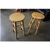 Image 2 : 2 PINE BAR STOOLS