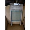 Image 1 : VINTAGE JASPER MOUNTAIN GLASS WASHBOARD