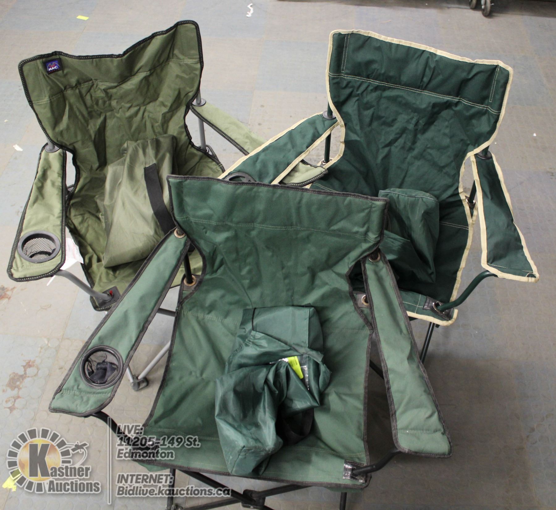 3 GREEN FOLDING LAWN CHAIRS IN CARRY CASES