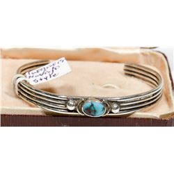 SMALL VINTAGE STERLING SILVER TURQUOISE BRACELET.