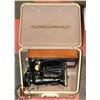 Image 1 : SINGER PORTABLE SEWING MACHINE IN CARRY CASE