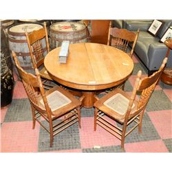 ROUND OAK TABLE WITH CLAW FEET, 2 EXTENSION LEAVES