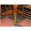Image 3 : ROUND OAK TABLE WITH CLAW FEET, 2 EXTENSION LEAVES