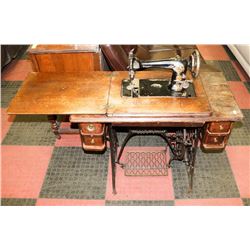 ANTIQUE SINGER SEWING MACHINE D5577