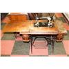 Image 1 : ANTIQUE SINGER SEWING MACHINE D5577