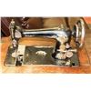 Image 2 : ANTIQUE SINGER SEWING MACHINE D5577