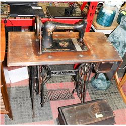 ANTIQUE SINGER TREADLE SEWING MACHINE