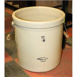 5 GALLON MEDALTA CROCK WITH HANDLE.