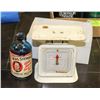 Image 1 : ANTIQUES VALIANT METAL 25LB KITCHEN SCALE AND A