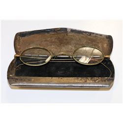 ANTIQUE SPECTACLES IN AN ORIGINAL METAL CASE