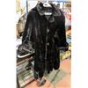 Image 1 : VINTAGE WOMENS FUR COAT