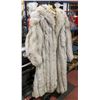 Image 1 : VINTAGE WOMENS FUR COAT
