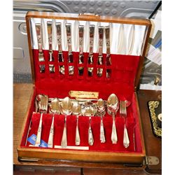 ESTATE SET OF COMMUNITY SILVERWARE IN CASE