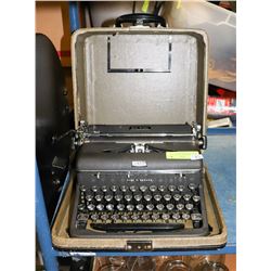 VINTAGE ROYAL PORTABLE TYPEWRITER, QUIET DELUXE,