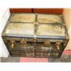 Image 1 : ANTIQUE TRUNK