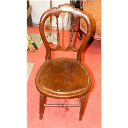 ANTIQUE WOOD CHAIR WITH ORNATE DESIGN