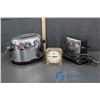 Image 1 : (2) Vintage Toasters and Clock