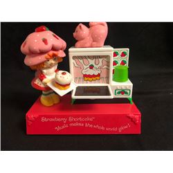 Vintage Strawberry Shortcake Oven Baking Radio (1982)