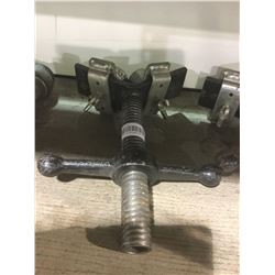 Pipe stand roll insert