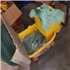 Image 2 : YELLOW MOP BUCKET W/ MOP HEADS AND POLISHING DISCS