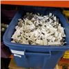 Image 1 : TOTE OF WHITE GRID WALL HOOKS