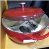 Image 2 : LODGE ENAMELED CAST IRON LIDDED POT