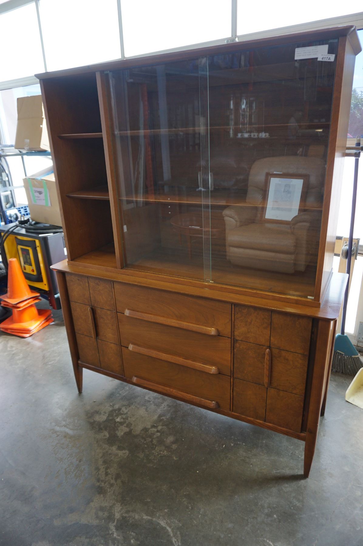 MCM VINTAGE SOLID WALNUT STANLEY FURNITURE DISPLAY WITH GLASS DOORS