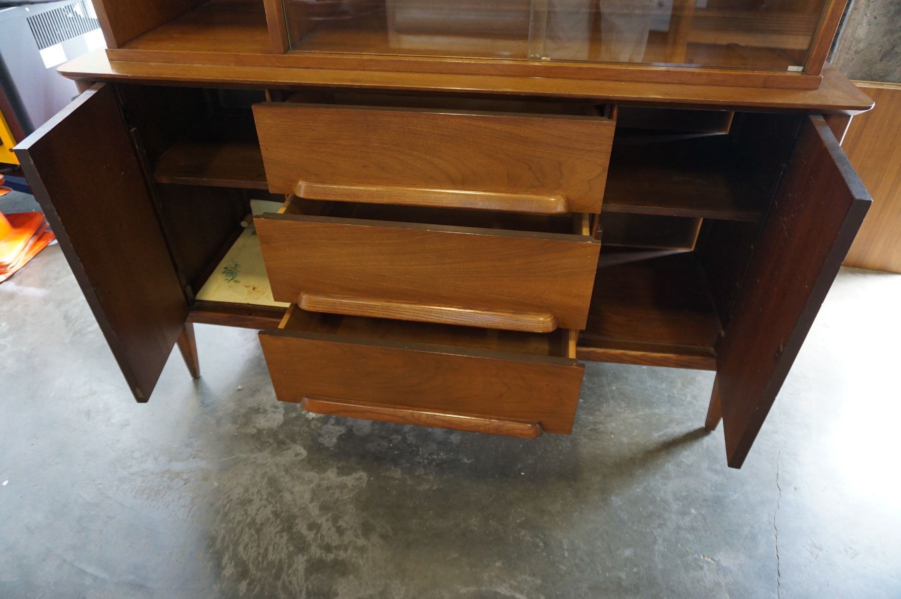MCM VINTAGE SOLID WALNUT STANLEY FURNITURE DISPLAY WITH GLASS DOORS