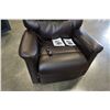 Image 5 : LEATHER ELECTRIC FRANKLIN LIFT CHAIR - RETAIL $1698