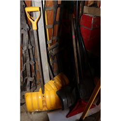 LOT OF SNOW SHOVELS