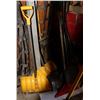 Image 1 : LOT OF SNOW SHOVELS