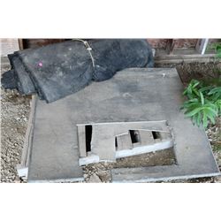 PALLET WITH PIECE OF RUBBER & UNDERLAY