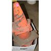 Image 1 : BOX OF 3 WHEEL CHOCKS, & 4 PYLONS