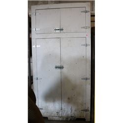 WHITE SHOP CABINET WITH SOME CONTENTS