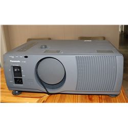 PANASONIC PROJECTOR PT-L592U, COMES WITH CASE