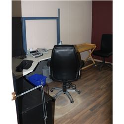 OFFICE #4: L-SHAPE DESK, MONITOR, DIVIDER WALLS