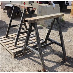 PAIR OF METAL STANDS