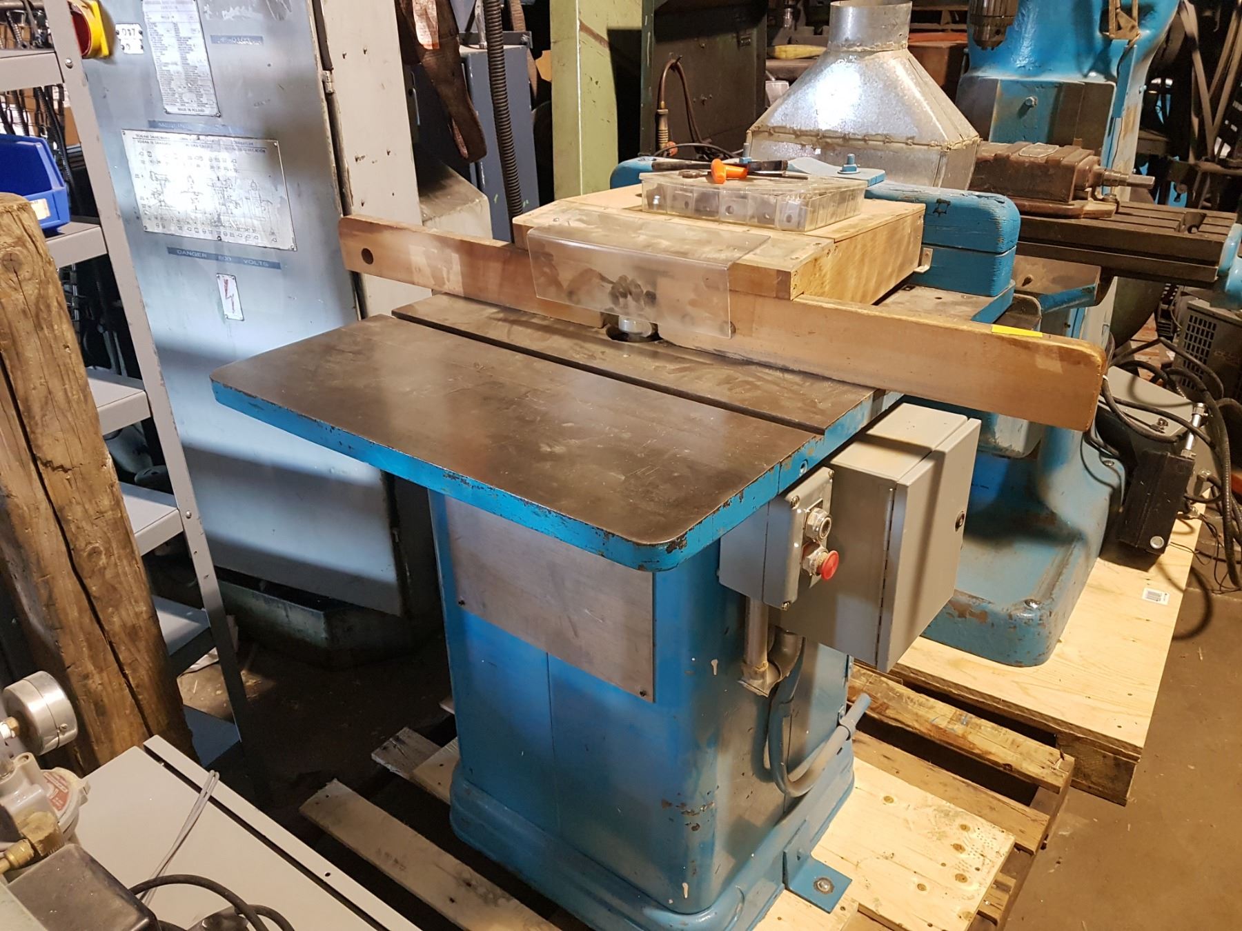 Delta Industrial Router Table with tools Atelier STCG inc