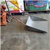 Image 1 : LARGE SLIDING SHOVEL
