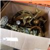 Image 2 : LOT OF 2 BOXES OF BRASSWARE