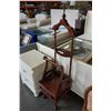 Image 1 : REPRODUCTION MAHOGANY PAW FOOT VALET STAND