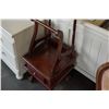 Image 2 : REPRODUCTION MAHOGANY PAW FOOT VALET STAND