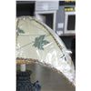 Image 3 : 2 BLACK TABLE LAMPS W/ MAPLE LEAF MOTIF SHADES