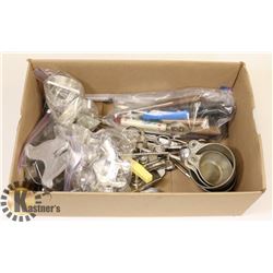LOT OF ASSORTED VINTAGE KITCHEN UTENSILS