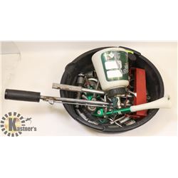 BLACK PLASTIC PAN WITH RACHETS, TORQUE WRENCH